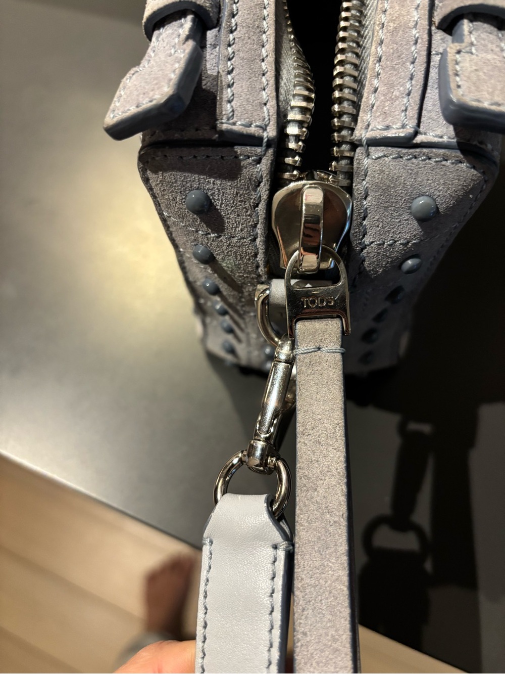 Tod’s Mini Don Bauletto Gommino camera bag in light blue grey suede - Picture 6 of 11